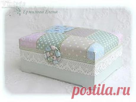 Шкатулка для рукоделия "Лоскуток": мастер-класс Шкатулка для рукоделия "Лоскуток": мастер-классАвтор Елена Ермилова.Мастер-класс по созданию шкатулки для рукоделия, с мягкой крышкой и декупажем на канве.Для работы потребуется:&nbsp;1. Деревянная заготовка
2. Канва&nbsp;3. Бумага для выпечки&nbsp;4. Салфетки с рисунками&nbsp;5....