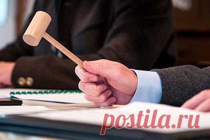 Стоивший 150 евро и проданный за миллионы евро артефакт потребовали вернуть. Французская пара подала в суд на антиквара, выкупившего у них редчайшую маску за бесценок. После широкой огласки скандала в СМИ к властям Франции обратилось правительство Габона с просьбой вернуть маску на родину. По их словам, маска была украдена и вывезена из страны незаконно.