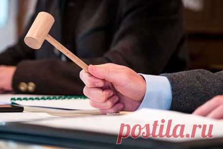 Стоивший 150 евро и проданный за миллионы евро артефакт потребовали вернуть. Французская пара подала в суд на антиквара, выкупившего у них редчайшую маску за бесценок. После широкой огласки скандала в СМИ к властям Франции обратилось правительство Габона с просьбой вернуть маску на родину. По их словам, маска была украдена и вывезена из страны незаконно.