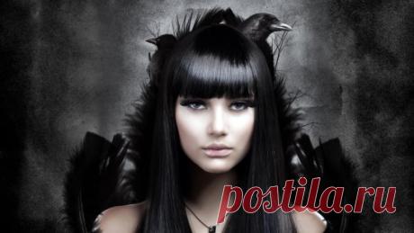 НАКАЗАТЬ ВОРА
Взять тупой ржавый нож. Трижды прочитать над ним заговор. Отнести на кладбище и воткнуть в могилу с именем врага. Уйти не оглядываясь.
Пес лает, свинья роет, ветер носит,
Искры летят, замки скрипят, не замыкаются,
Ножи острые затупились, грязью покрылись.
А на раба (имя ВОРА) нашла сухота-ломота,
тоска-зевота, руки отнимаются, ноги не идут,
глаза не видят, уши не слышат, волосы лезут,
зубы гниют. Добро чужое не впрок,
слово моё под замок, замок никто не отопрёт,
собака верно стереж