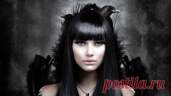 НАКАЗАТЬ ВОРА
Взять тупой ржавый нож. Трижды прочитать над ним заговор. Отнести на кладбище и воткнуть в могилу с именем врага. Уйти не оглядываясь.
Пес лает, свинья роет, ветер носит,
Искры летят, замки скрипят, не замыкаются,
Ножи острые затупились, грязью покрылись.
А на раба (имя ВОРА) нашла сухота-ломота,
тоска-зевота, руки отнимаются, ноги не идут,
глаза не видят, уши не слышат, волосы лезут,
зубы гниют. Добро чужое не впрок,
слово моё под замок, замок никто не отопрёт,
собака верно стереж