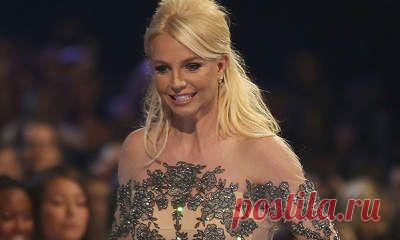 Бритни Спирс займется нижним бельем - В сотрудничестве с брендом CHANGE lingerie Бритни представит коллекцию домашней одежды, комплектов для сна и, собственно, нижнего белья под названием The Intimate Britney Spears. Вошедшие в нее бра, бюстье и прочие предметы выполнены в винтажном стиле и вдохновлены эпохой торжества пин-апа: здесь и завышенные талии, и ленты, и банты, и прочие женственные элементы отделки. Поп-исполнительница не только лично разработала дизайн каждой вещи, но и сама продемонс