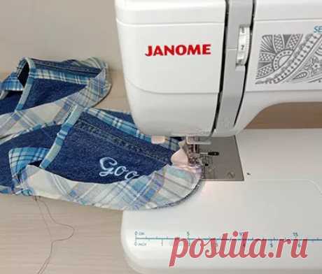 Мастер-класс «Джинсовые тапочки», выполненный на Janome RS 2019s и Janome Memory Craft 550E Не спешите выбрасывать старые джинсы. Из них получатся удобные и мягкий тапочки. Если вы сошьете их в подарок, то каждое утро они будут дарить радость вашим близким.
