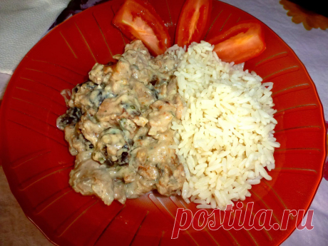 Курица с черносливом под белым соусом.