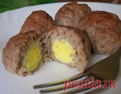МИНИ-ЗРАЗЫ С НАЧИНКОЙ ✨
ИНГРЕДИЕНТЫ:
● мясной фарш – 600 гр.
● 1 средняя луковица
● белый хлеб (мякиш) – 50 гр.
● 1 куриное яйцо
● 15-20 перепелиных яиц для начинки
● соль и перец по вкусу
ПРИГОТОВЛЕНИЕ:
1. К фаршу добавляем измельченный лук и хлебный мякиш. Лучше использовать не свежий хлеб, а хотя бы вчерашний, чтобы он был немного подсохший. Иначе у зраз будет кисловатый привкус. Вводим в фарш куриное яйцо, добавляем соль и перец по вкусу и хорошенько все перемешиваем.
2. Перепелиные яйца о