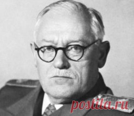 Андрей Вышинский – государственный обвинитель времен «Большого террора». Искалечив судьбы сотен советских людей, в 1953 году он переезжает в США в должности представителя Советского Союза в ООН. Всего через год в Нью-Йорке Вышинский скончался. Причины его смерти в различных источниках до сих пор указаны разные.