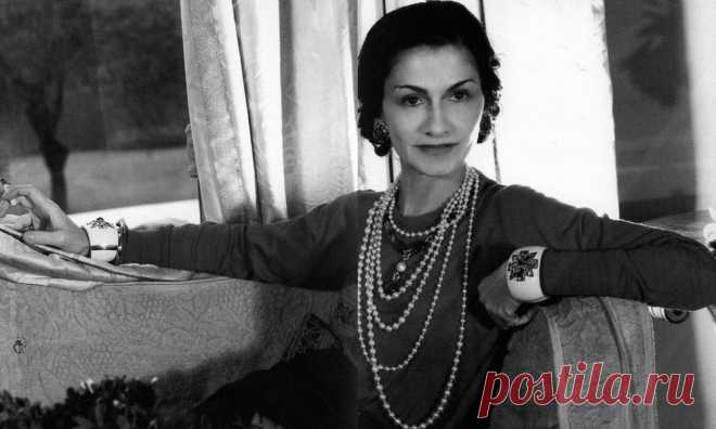 Шанель: непобежденный мир женственности и шарма Сегодня Chanel – это марка, которая выпускает одежду для женщин любых поколений, духи для любых возрастов и аксессуары под любой образ. Давайте поговорим подробнее о стиле Шанель и самой Коко.