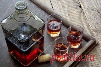 ДОМАШНИЙ «КОНЬЯК» 1 л водки1 ст.л. сахараПо 1 ст.л. коры дуба, черного чая, рубленых плодов шиповника0,5 ст.л. травы зверобоя2-3 горошины черного перца0,5 палочки корицы0,5 ванильного стручкаВ стеклянную бутыль всыпать сахар, положить кору дуба, чай, все травы и пряности...