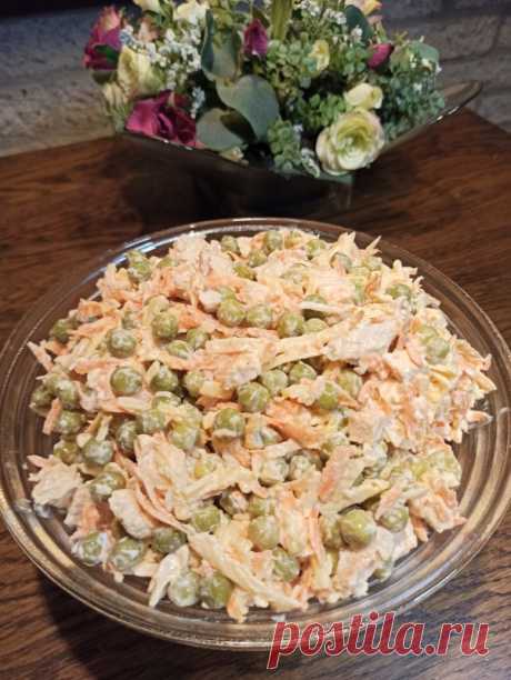Салат с курицей ,морковью и горошком &nbsp; &nbsp;Всем привет! Предлагаю приготовить салат на скорую руку, он хорошо подойдёт к ужину или обеду. Салат с курицей, морковью и сыром.Ингредиенты :1.Куриное филе отварное &mdash; 300 г 2.Сыр &mdash; 150 г 3.Морковь сырая &mdash; 1 шт 4.Горошек консервированный &mdash; 300 г...