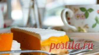 Рецепта за Чийзкейк с тиква - Рецепти  Чийзкейк с тиква - Рецепта, Как да приготвим Чийзкейк с тиква,За блата: Бисквитите, предварително натрошени, се разбъркват с маслото и 1/4 чаша захар.