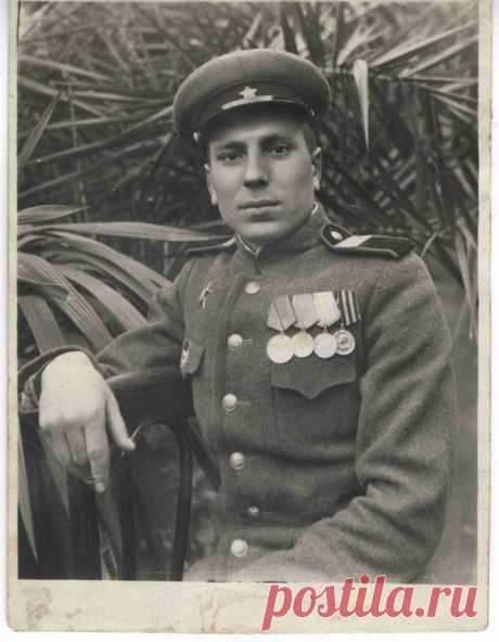 Ветеран Овчаров Георгий Иванович (01 апреля 1921 г. - 31 июля 2009 г.) Войну начал с первого дня, предварительно прослужив год срочной. Служил до 1946 года. Весна 1945. Одер. Немец. Прошёл митинг, посвященный Дню Победы, разошлись гости, закончился Парад по телевизору. Стало тихо. И он спросил: «А ты ел когда-нибудь угрей? Знаешь что такое?» Я ответил, что не ел. И вообще, это что попало - рыба-змея, только по телику и видел. «А я ел. Да, это такая рыба! Были такие же тихие дни. Победа. Стояли…