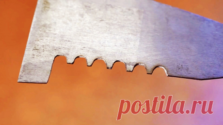 7 достойных лайфхаков для работы и мастерской Полезные советы или лайфхаки всегда ценятся среди любых мастеров. Ведь при помощи них можно сделать то, что нельзя при стандартном подходе. Лайфхаки значительно облегчают жизнь всем и каждому. 1. Как сделать сварочный щиток из разворота трубы ПВХ на деревянных планках Отрезок трубы ПВХ разрезаем