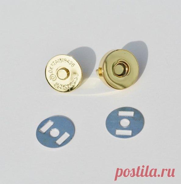 Как вставить магнитную кнопку

Чтобы вставить магнитную застежку понадобится совсем немного времени, а ее удобство вы наверняка оцените по достоинству.

Магнитная кнопка – приспособление чрезвычайно удобное, но его установка может быть для новичка проблемой. С помощью этого мастер-класса вы узнаете, как вставить магнитную кнопку без лишних сложностей.

Вам понадобится:

магнитной застежка (4 детали)
основная ткань
ткань для укрепления (например, фетр)
ножницы
маркер или ка...