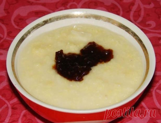 Жидкая пшенная каша с малиной