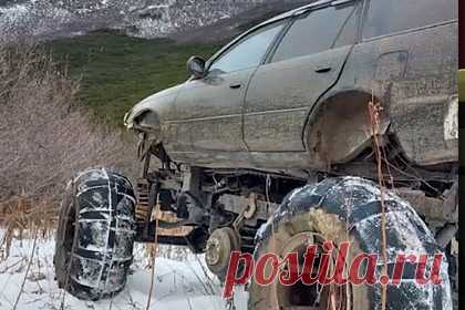 Маляр из села на Камчатке превратил Toyota Corolla в шестиколесный монстр-трак. Маляр из камчатского поселка Березняки создал вездеход на базе легковушки Toyota Corolla. Теперь монстр-трак передвигается на четырех или шести колес в зависимости от задач. Россиянин признался, что вложил в переделку авто 200 тысяч рублей, но теперь она может проходить где угодно.