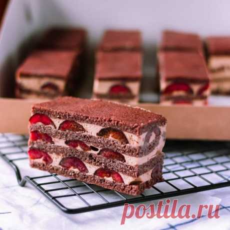 Рецепт Нарезное пирожное с вишней и шоколадом