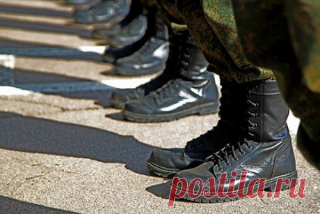 В России захотели сажать запасников за неявку на военные сборы. В Государственную Думу внесли законопроект, согласно которому граждане, находящиеся в запасе и не явившиеся на военные сборы, будут наказываться сроком до десяти лет. Об этом сообщает РИА Новости. Запасники во время прохождения военных сборов будут нести уголовную ответственность за неявку наравне с военнослужащими.