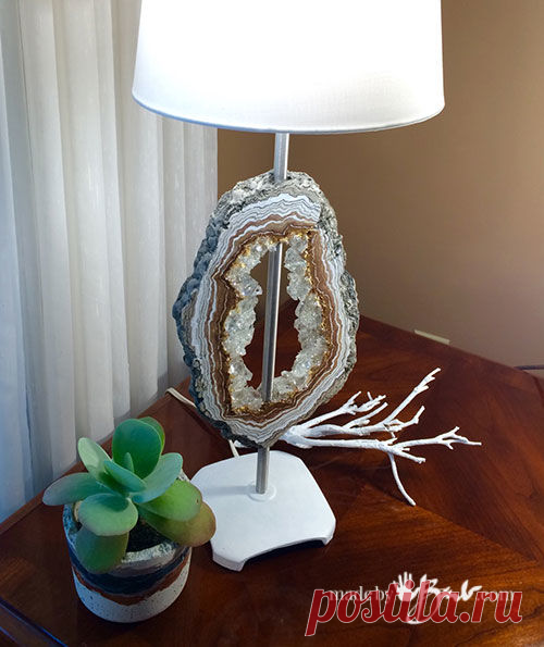 Находчивая женщина делает необычный аксессуар из цемента и стекла