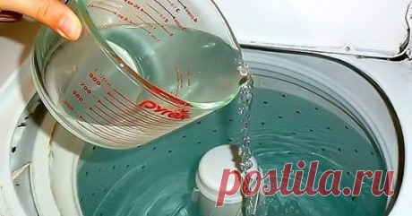 НЕСКОЛЬКО ПРИЧИН ДОБАВЛЯТЬ УКСУС ПРИ СТИРКЕ 
Уксус — это совершенно незаменимый помощник в домашнем хозяйстве. Гасить соду для выпечки — самое малое, что он может. Лично я заменила им и содой многие моющие средства и жутко довольна результатами. Но речь сейчас пойдет о том, как это копеечное чудо-средство может помочь при стирке. Учитывая спектр применения уксуса, вы сэкономите неплохую сумму на разных моющих средствах. 
Итак, вот на что способен обычный 9 % уксус: 
1. Делает белье мягким и п