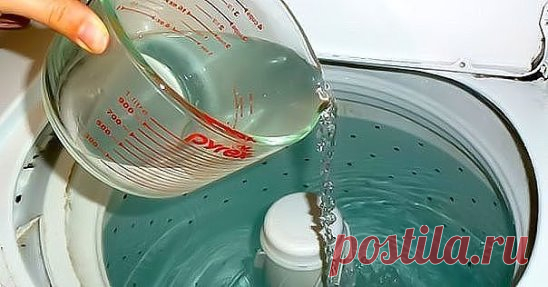 НЕСКОЛЬКО ПРИЧИН ДОБАВЛЯТЬ УКСУС ПРИ СТИРКЕ 
Уксус — это совершенно незаменимый помощник в домашнем хозяйстве. Гасить соду для выпечки — самое малое, что он может. Лично я заменила им и содой многие моющие средства и жутко довольна результатами. Но речь сейчас пойдет о том, как это копеечное чудо-средство может помочь при стирке. Учитывая спектр применения уксуса, вы сэкономите неплохую сумму на разных моющих средствах. 
Итак, вот на что способен обычный 9 % уксус: 
1. Делает белье мягким и п