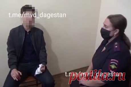Появилось видео с допросом ученика школы Махачкалы после убийства одноклассника. Подозреваемый в убийстве одноклассника ученик школы № 15 Махачкалы рассказал, что приобрел нож год назад, и он случайно оказался в его кармане. Об этом подросток заявил на допросе в МВД. Во время драки он вытащил нож и в состоянии аффекта ударил им одноклассника. После этого подросток пошел к директору школы.