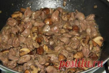 Куриные сердечки, тушёные с грибами Куриные сердечки, тушёные с грибами, - это сытное и ароматное блюдо, которое идеально подходит для обеда или ужина. Грибы и лук придают блюду насыщенный вкус, а куриные сердечки делают его питательным. Подавайте с макаронами или другим гарниром на ваш выбор.