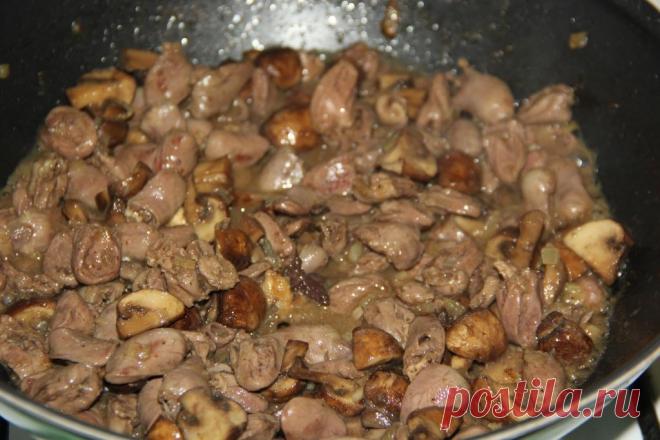 Куриные сердечки, тушёные с грибами Куриные сердечки, тушёные с грибами, - это сытное и ароматное блюдо, которое идеально подходит для обеда или ужина. Грибы и лук придают блюду насыщенный вкус, а куриные сердечки делают его питательным. Подавайте с макаронами или другим гарниром на ваш выбор.