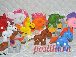 Маленькие лошадки из фетра к Новому году. Всем большой привет!! Я являюсь большой поклонницей самых благородных животных - лошадей. Верю, что будущий год сулит мне много нового и прекрасного.)) В предверии праздников задумаласьо пошиве этих замечательных животных, а так как времени бывает совсем мало, хочу предложить вам попробовать пошить маленьких лошадок из фетра. Лошадка может быть и брелком и ёлочным украшением для вас и ваших близких)) Ну что?