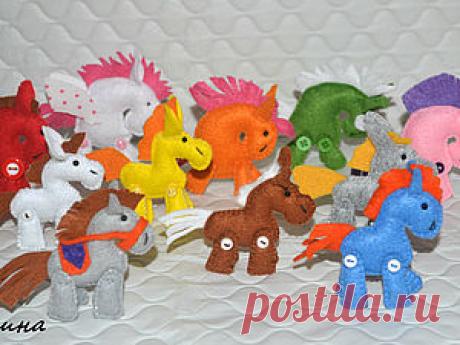 Маленькие лошадки из фетра к Новому году. Всем большой привет!! Я являюсь большой поклонницей самых благородных животных - лошадей. Верю, что будущий год сулит мне много нового и прекрасного.)) В предверии праздников задумаласьо пошиве этих замечательных животных, а так как времени бывает совсем мало, хочу предложить вам попробовать пошить маленьких лошадок из фетра. Лошадка может быть и брелком и ёлочным украшением для вас и ваших близких)) Ну что?