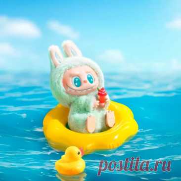 Познакомьтесь с Labubu QUQU из коллекции Pop Mart «Have a Seat» — озорным героем, который умеет сидеть стильно! Уютно устроившись на своем необычном кресле, он буквально излучает весеннюю свежесть и креатив. Его образ — это сочное сочетание бархатистого плюша и благородных вставок из искусственной кожи, которое превращает фигурку в стильный арт-объект.
оригинал купить недорого в Москве и России