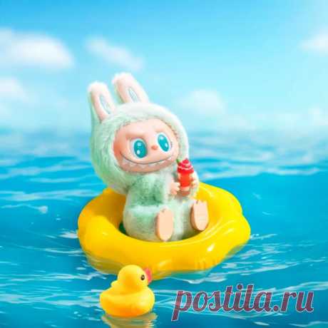 Познакомьтесь с Labubu QUQU из коллекции Pop Mart «Have a Seat» — озорным героем, который умеет сидеть стильно! Уютно устроившись на своем необычном кресле, он буквально излучает весеннюю свежесть и креатив. Его образ — это сочное сочетание бархатистого плюша и благородных вставок из искусственной кожи, которое превращает фигурку в стильный арт-объект.
оригинал купить недорого в Москве и России