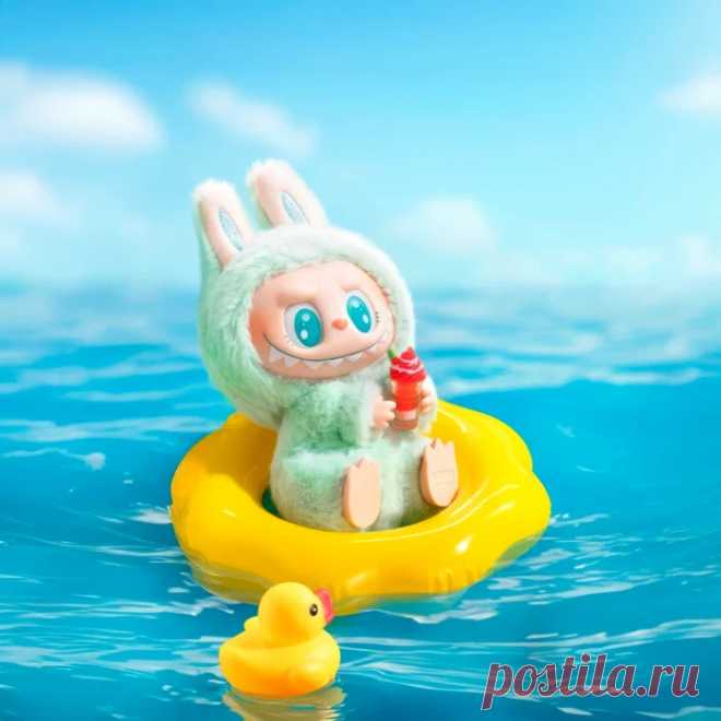 Познакомьтесь с Labubu QUQU из коллекции Pop Mart «Have a Seat» — озорным героем, который умеет сидеть стильно! Уютно устроившись на своем необычном кресле, он буквально излучает весеннюю свежесть и креатив. Его образ — это сочное сочетание бархатистого плюша и благородных вставок из искусственной кожи, которое превращает фигурку в стильный арт-объект.
оригинал купить недорого в Москве и России