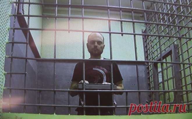 Владимира Кара-Мурзу доставили в омскую колонию. Кара-Мурзу приговорили к 25 годам колонии по делу о госизмене, «фейках» об армии и деятельности «нежелательной организации». Отбывать срок он будет в омской колонии, где его отправили в штрафной изолятор