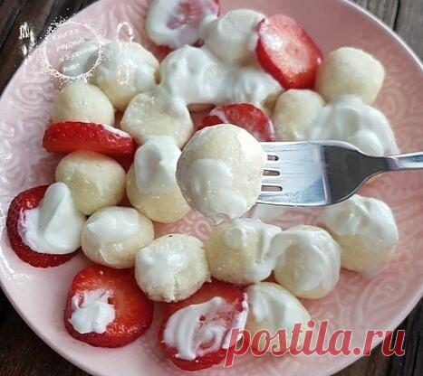 На завтрак - ленивые вареники. 
творог - 350г
1 яйцо
3ст.лож.муки (+/-)
щепотка соли
1ч.лож.сливочного масла
#рецепты 
Замесить тесто в миске. Отщипывая по немногу тесто, скатать шарики.
Отварить в подсоленной воде пару минут после всплывания.
Подавать со сметаной и ягодами.