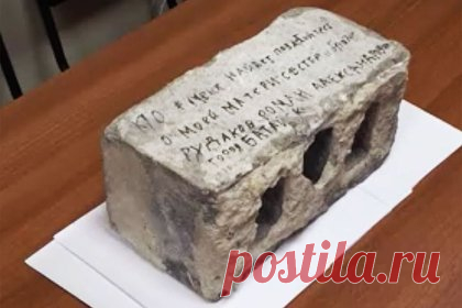Матери солдата Рудакова показали кирпич с последней просьбой бойца. Кирпич с последней просьбой солдата Романа Рудакова привезли в Батайск — родной город бойца, в котором он прожил всю жизнь перед отправкой в зону проведения специальной военной операции. Кирпич показали матери военнослужащего Ольге Рудаковой. Послание бойца нашли на стене дома в Марьинке ДНР.