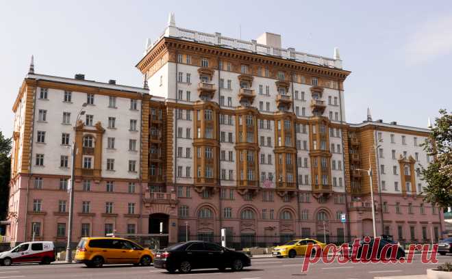 Посольство заявило о шансе на возобновление в России выдачи виз в США. Россия готова искать компромиссы с США, но и Вашингтон должен учитывать точку зрения Москвы, заявил советник-посланник российского посольства. Дипломаты в ближайшее время проведут консультации по «двухсторонним раздражителям»