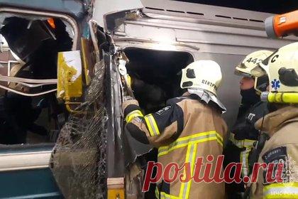 Глава московского метро назвал причину столкновения двух поездов. Два поезда столкнулись на станции метро «Печатники» Люблинско-Дмитровской линии из-за действий машиниста одного из составов. Об этом сообщил столичный дептранс. «Определена причина наката поезда на станции метро "Печатники" — это принятие неверного решения об отключении вручную системы АРС», — сообщил глава Мосметро.