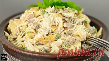 Отличный Куриный Салат "Рваная Курица"! РЕЦЕПТ :филе куриное 500 гшампиньоны 300 г     Лук 1 штяйца куриные  3 штпетрушка 20 гперец черный и соль по вкусучеснок 2 зубчикамасло подсолнечное майонез 200 г в салат и 2 ст л в яичные блины