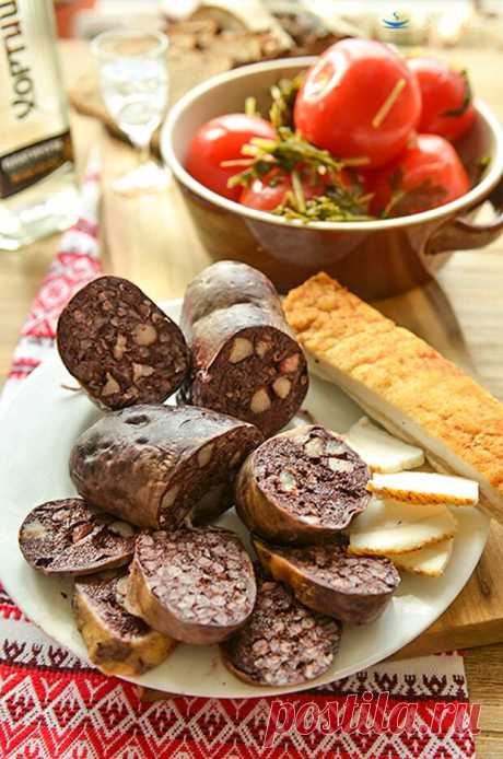 Украинская кухня. Кровянка. Начну, я свой пост словами уважаемого мной, уроженца Стрыя Львовской области, хранителя и собирателя традиций и рецептов карпатской кухни Сергея Пожар."Кровянка — одно из немногих блюд, которые выдержали вековое давление религиозных запретов и выиграло в неравной...