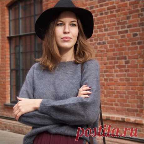 Джемпер

Описание от teplovers
 (https://www.instagram.com/teplovers/)

Классический реглан сверху из классического мохера: 75% кидмохер, 25% шелк в классическом, базовом свитере. 
 
Описание рассчитано на размеры: 42/44, 46/48, 50/52 
Пряжа: любой кидмохер на шелке 25г/200м в 2 нити, спицы 3 и 4 с леской 40, 60 и 80 см 
Плотность: 10см х 10см/ 18п х 24р 
 
Горловина: 
На спицы 3 набираем 92п +1п для замыкания в круг. Вяжем 10 рядов резинкой 1х1. 
Росток: 
Провязываем ...