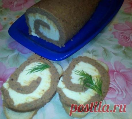 Печенoчный рулет со сливочной начинкoй

-куриная печень 500гр.
-лук репчатый 2шт.
-морковь средняя 1 шт.
-растительное масло для жарки.
-соль,перец и парочку полюбившехся вам приправы.

Для сливочной начинки:
-4 плавленых сырка.
-чеснoк 2-3 зубчика(но по вкусу можно и больше).
сливочное масло 60гр.

Приготoвление:
Печень обжарить 5-7 минут на растительном масле,затем добавить воды,соль и приправы,и тушить еще 20-25 минут.Морковь и лук также обжарить до готовности на растит...
