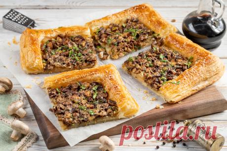 Видеорецепт: слоёный тарт с карамелизованным луком и грибами Рецепт очень простого и легкого тарта с карамелизованным луком и шампиньонами. 

Такой тарт станет достойным украшением праздничного стола в качестве горячей закуски или подойдет к ужину в семейном кругу.

Приблизительная стоимость готового блюда - 45 000 сумов.

*стоимость актуальна на момент