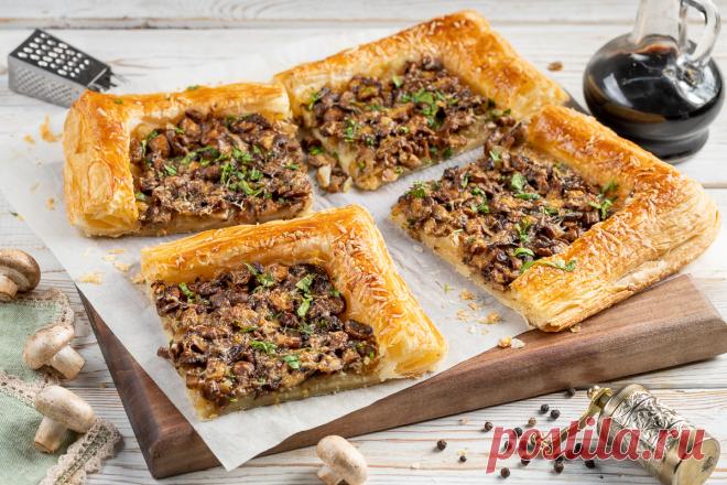 Видеорецепт: слоёный тарт с карамелизованным луком и грибами Рецепт очень простого и легкого тарта с карамелизованным луком и шампиньонами. 

Такой тарт станет достойным украшением праздничного стола в качестве горячей закуски или подойдет к ужину в семейном кругу.

Приблизительная стоимость готового блюда - 45 000 сумов.

*стоимость актуальна на момент