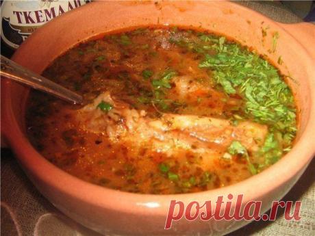 Суп харчо

Ингредиенты:

400 г говядины на кости
2-3 крупных луковицы
4 ст. ложки риса
400-500 г спелых (очень) помидор
Свежая зелень (укроп, петрушка – обязательно, кинза – по желанию)
Специи
1 зубчик чеснока