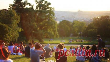 Что нужно знать подростку в 16 лет. Помните такую штуку — письмо себе 16-летнему? Когда взрослые дяди и тети пишут самим себе в прошлое о том, чего делать не стоило, а на что надо было б подналечь. Выбрали из книг советы, которые подросток может прочитать сейчас, не дожидаясь, пока набьет себе десяток шишек.