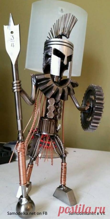 Спартанец из поршня, шестеренок и другого металлома