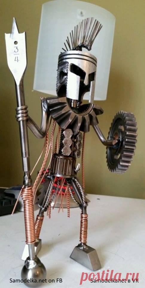 Спартанец из поршня, шестеренок и другого металлома