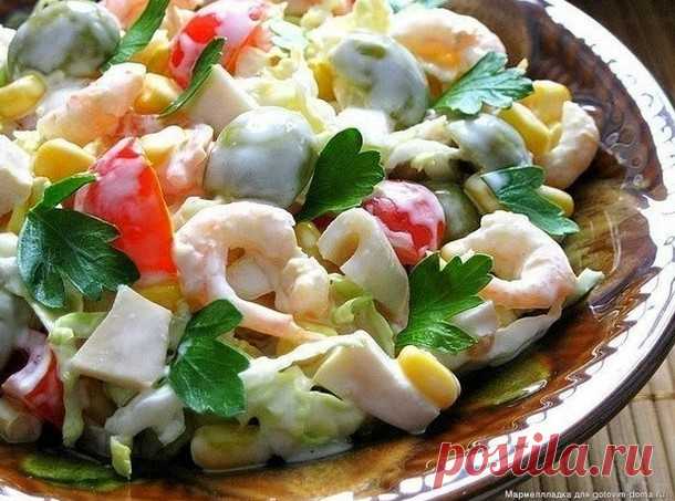 Салат с креветками, кальмарами, оливками и кукурузой