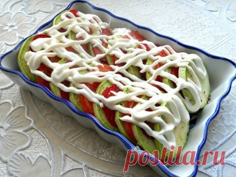 Кабачки, запеченные с помидорами и сыром, - очень лёгкое, полезное блюдо. Из сочных, спелых овощей оно получается изумительно вкусным. Расход продуктов дан для небольшой порции. Попробуйте обязательно!