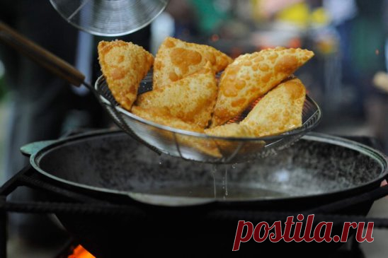 АДЫГЕЙСКИЕ ПИРОЖКИ С СЫРОМ (ХАЛЮЖ)
Состав: 
1) Молоко – 1 литр
2) Топленое масло – 100 гр.
3) Яйцо – 1 шт.
4) Мука для теста
5) Соль для теста
6) Адыгейский сыр для начинки
7) Соль для начинки 
  
Рецепт приготовления Адыгейских пирожков с сыром (Халюж)
Кавказская кухня богата, порой неповторимыми, рецептами своей выпечки. Готовят от больших праздничных пирогов до маленьких пирожков и пышечек. Пироги на Кавказе считаются неотъемлемой частью стола, в горных и отдалённых аулах вместо обычного